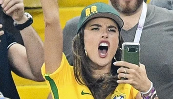 A vraj ženy futbalu nerozumejú. Alessandra Ambrosio si na šampionáte išla hrdlo vykričať