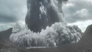 VIDEO: Úchvatné prírodné divadlo. Masívny výbuch jazernej sopky Taal zachytila kamera