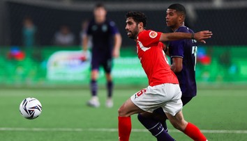 VIDEO: Iránsky futbalista je hitom internetu. Po jeho šialenom vhadzovaní letela lopta desiatky metrov