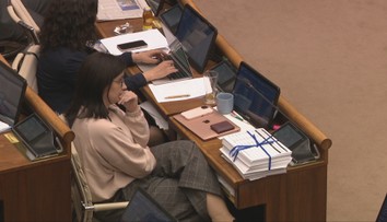 Debata o rušení voľbou zo zahraničia: PS opäť prinieslo do parlamentu sporné hárky s podpismi