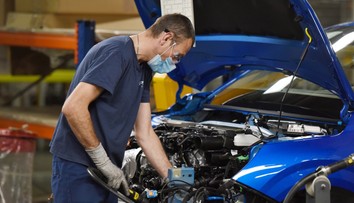 Trnavská automobilka musí opäť zastaviť výrobu, tentoraz na všetkých troch zmenách