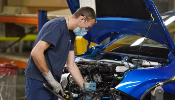 Trnavská automobilka musí opäť zastaviť výrobu, tentoraz na všetkých troch zmenách