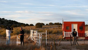 Natáčanie filmu s Baldwinom sprevádzali problémy, viacerí členovia štábu dali výpoveď