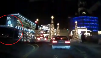 Kamera zachytila moment, keď kamión vpálil na vianočné trhy