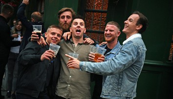 Dlho im to nevydržalo: Viaceré anglické puby opäť zatvorili po objavení nákazy