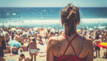 V populárnom letovisku zakázali turistom prechádzať sa iba v plavkách. Za porušenie hrozí mastná pokuta