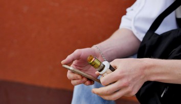 Elektronické cigarety ohrozujú ľudské práva detí, vedci žiadajú prísnejšiu reguláciu