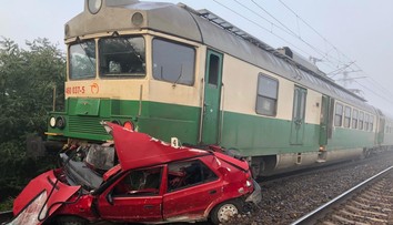 Dôchodkyňa zostala s autom zakliesnená na priecestí. Vlak po zrážke tlačil vozidlo 450 metrov