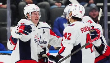 VIDEO: Skvelý výkon Fehérváryho mu priniesol jubilejný bod. Stal sa hviezdou a udržal Capitals v hre o postup