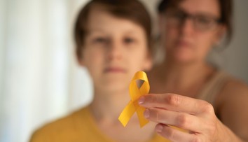 Oholila syna a predstierala, že má rakovinu. Matke išlo v skutočnosti o peniaze