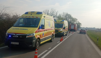 Zrážka áut pri Prievidzi. Zranené dieťa skončilo v nemocnici