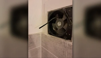 Susede namontoval do kúpeľne skrytú kameru. Obvinili policajta, ktorý tajne špehoval matku malého syna