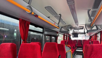 Chlapec dostal v autobuse záchvat. Pomohol mu jediný cestujúci
