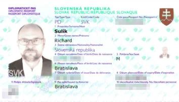 Minister hospodárstva vzal na výstavu do Dubaja aj svoju dcéru. Skeny pasov delegácie unikli na internet
