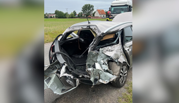 Desivá nehoda v Lozorne. Na železničnom priecestí sa zrazil vlak s autom