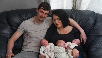 Šanca jedna k 200 miliónom: V Británii sa narodili identické trojčatá. Rodičia majú systém, aby si ich nepomýlili