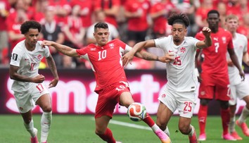 Švajčiarsko ovládlo skupinu po výhre nad Kanadou. Na turnaji pokračuje aj domáci tím