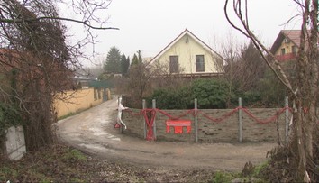 Susedka postavila múr cez cestu. Obyvatelia sú bez hasičov aj vývozu žumpy