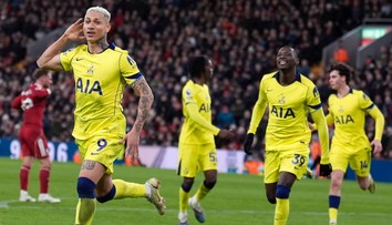 Prvý krok za záchranou? Tottenham gólom v samom závere obral o body Liverpool. Míľnik Fernandesa