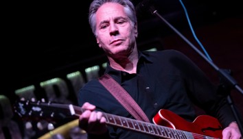 Zahral na gitare aj zaspieval. Šéf americkej diplomacie vyjadril v kyjevskom bare podporu Ukrajine