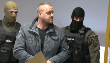 Zadržaní pri razii Kajúcnik strávili noc za mrežami, čakajú ich ďalšie výsluchy