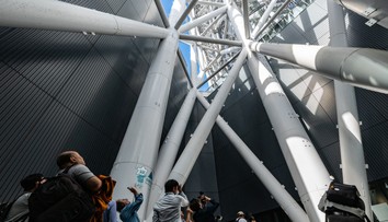 Nočná dráma v Tokiu. Ľudia strávili hodiny uväznení vo výťahu mrakodrapu