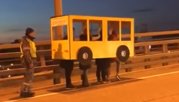 Protest, ktorý sa stal hitom na internete: Rusi sa prezliekli za autobus