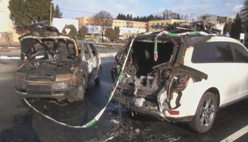 Mladíci chceli zahladiť stopy po krádeži. Výsledkom boli dve zhorené vozidlá