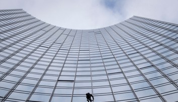 VIDEO: Pavúčí muž bez istenia zliezol mrakodrap vo Frankfurte