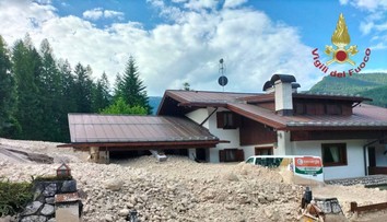 VIDEO: Dedinu v Dolomitoch pohltila zúrivá rieka bahna, trosiek a kameňov. Prehnala sa neuveriteľnou rýchlosťou