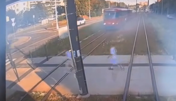Desivé chvíle na priechode v Bratislave. Prebiehajúceho chlapca zachytila električka