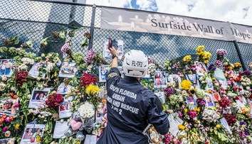 Hasič pod troskami bytovky na Floride našiel telo svojej 7-ročnej dcéry, jeho krok vás dojme