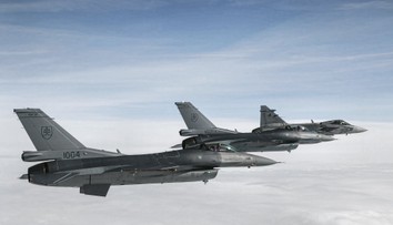 FOTO: Slovenské stíhačky F-16 si v ČR vyskúšali spoluprácu s českými strojmi Gripen