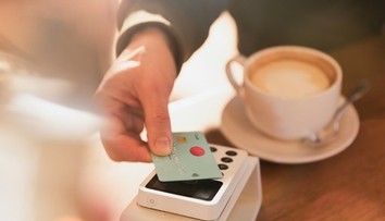 V obchodoch prestávame platiť kartami aj hotovosťou. Nové spôsoby niektorých zarazia