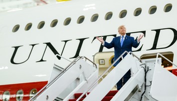 VIDEO: Trumpovi pri odchode zo samitu NATO hrozil atentát. Pri presune medzi lietadlami sa schoval v kontajneri na jedlo