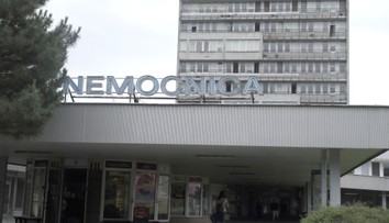 Brutálny incident v ružinovskej nemocnici. Na urgente zasahovalo 15 policajtov