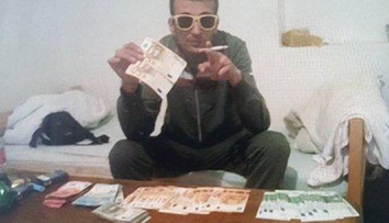 Lupiči z Voderád urobili školácku chybu. S peniazmi, ktoré ukradli, sa všetci vyfotili