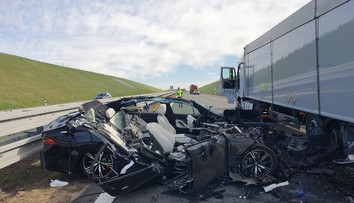 VIDEO: Takto to dopadne, keď sa vodič naplno nevenuje šoférovaniu. BMW na diaľnici napálilo do stojaceho kamiónu