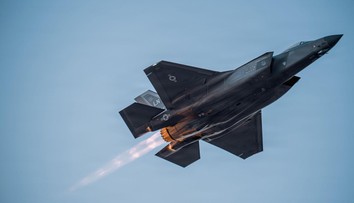USA posielajú na Blízky východ ďalšie lietadlá. Môže to signalizovať prípravu rozsiahlejších útokov na Irán