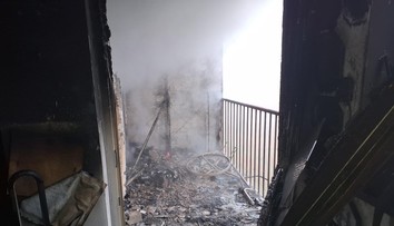 Požiar bytu v Senici. Hasiči evakuovali obyvateľov celej bytovky