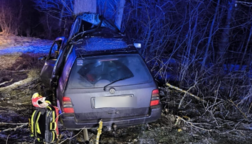 Smrteľná nehoda pri Jasnej. Mladý vodič (†18) neprežil náraz do stromu