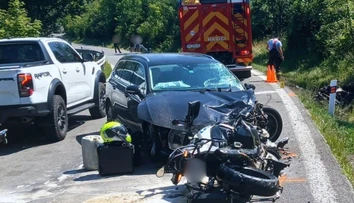 Nešťastný deň na slovenských cestách pokračuje. Vodička auta mala prejsť do protismeru a zraziť sa s motorkármi