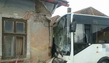 V Huncoviach narazil autobus do rodinného domu, niekoľko cestujúcich sa zranilo