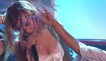 Rozvášnená Selena si neustriehla rozkrok. Ukázala viac, než by sa patrilo