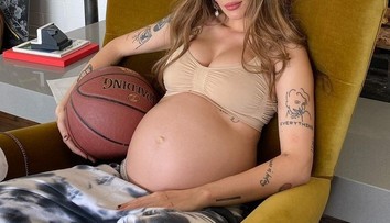 Zo speváčky sa prvýkrát stala mama. Takto hrdo dojčí svoj poklad