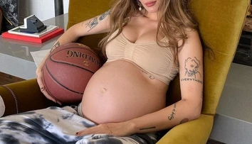 Zo speváčky sa prvýkrát stala mama. Takto hrdo dojčí svoj poklad
