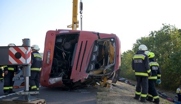 „Kričali o pomoc, ostali pripučení pod sedadlami. Rukami som sa vyhrabala von.“ Žena opísala hrôzu z nehody autobusu