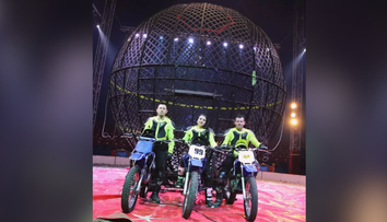 Hororová nehoda kaskadérov v cirkuse v Zlatých Moravciach. Motorkári do seba „vpálili“ počas vystúpenia