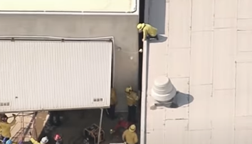 Kuriózny zásah hasičov: Nahá žena uviazla len v 20-centimetrovej medzere medzi dvoma budovami