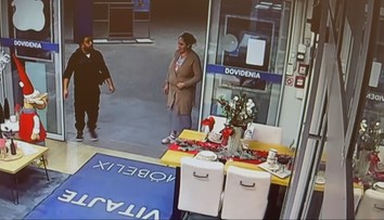 VIDEO: Záznam z krádeže v Leviciach sa stal hitom internetu. Dvojica si z predajne odniesla vianočnú dekoráciu